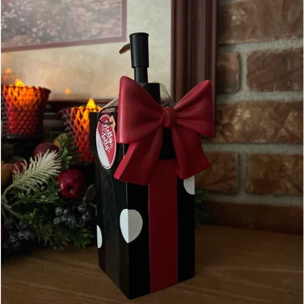 Holly Jolly Luxury Red Bow Gift
Soap Dispenser New